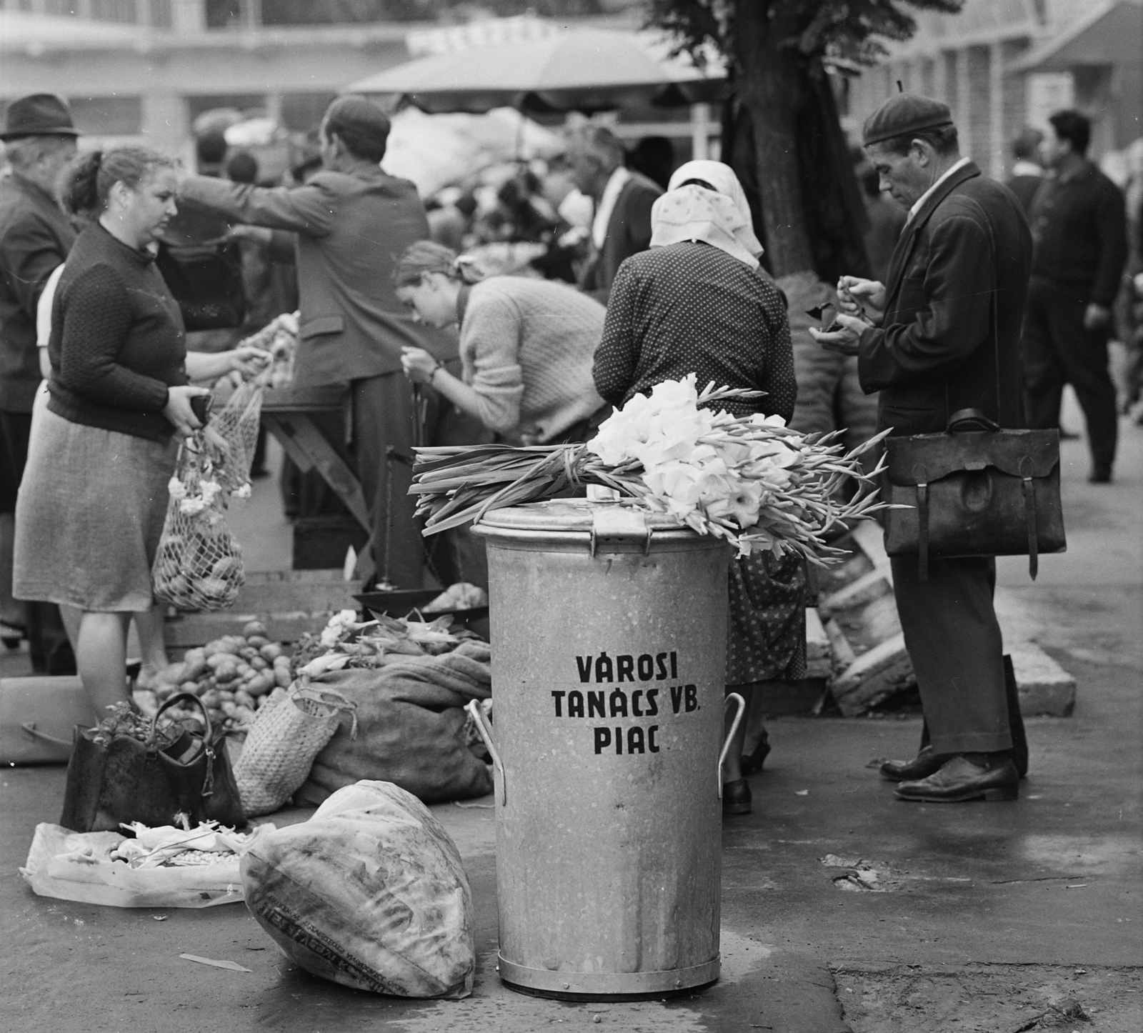 Hungary, Nagykanizsa, piactér., 1971, MHSZ, market, beret, dustbin, bouquet, gladiolus, Fortepan #16184
