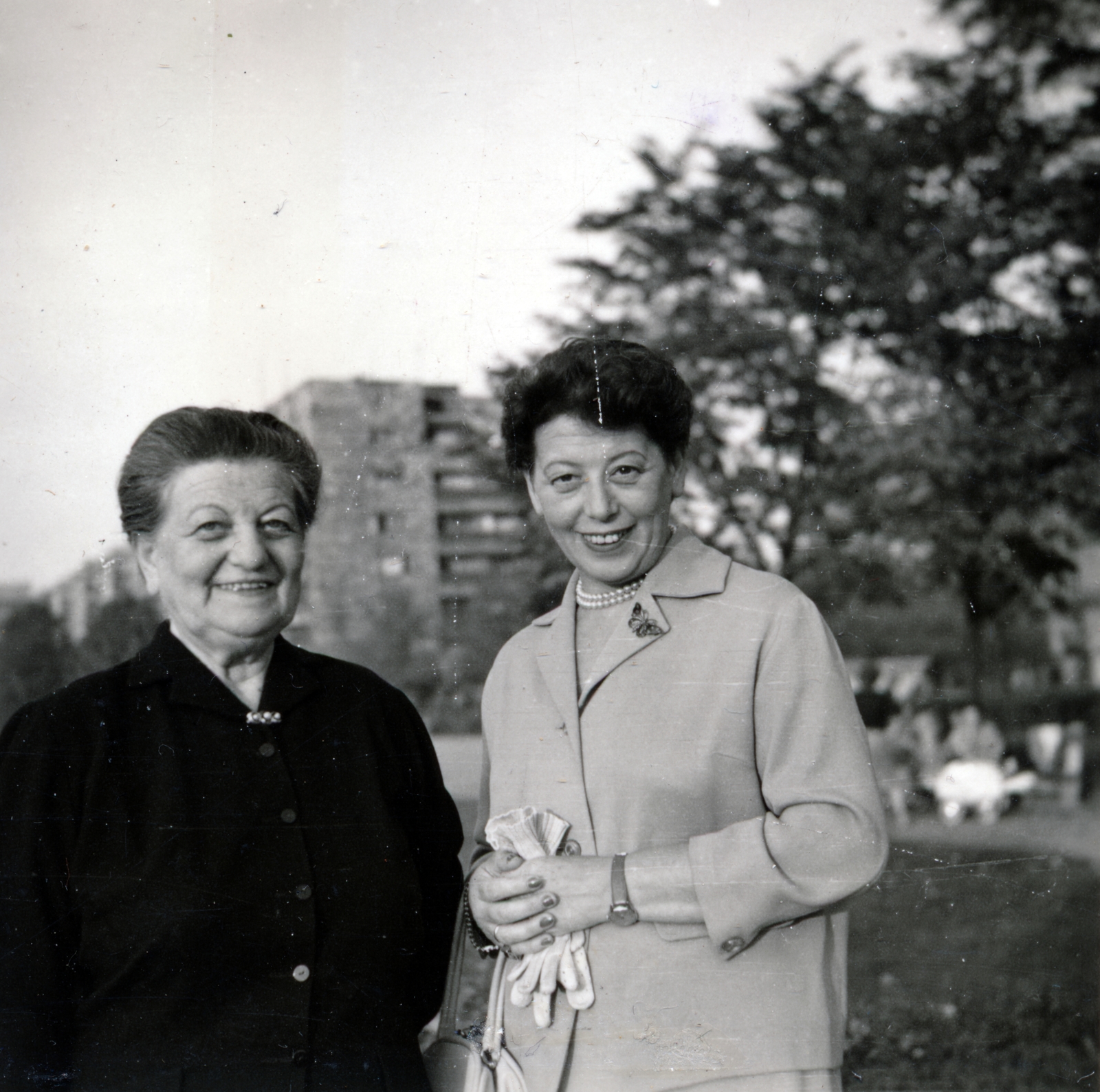 Hungary, Budapest XIII., Szent István park., 1954, Korda Judit, Budapest, women, double portrait, wood, house, Fortepan #161843