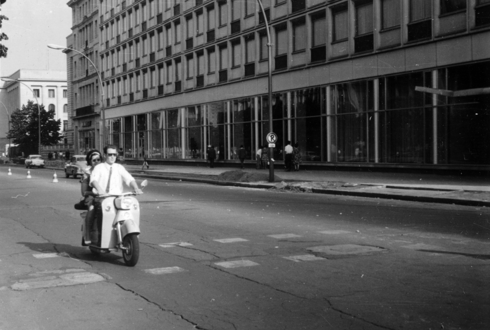 Németország, Berlin, Kelet-Berlin, az Unter den Linden a Wilhelmstrasse (Otto-Grotewohl-Strasse) felől, a háttérben balra a szovjet nagykövetség épülete., 1965, Korda Judit, NDK, Kelet-Berlin, robogó, Fortepan #161847