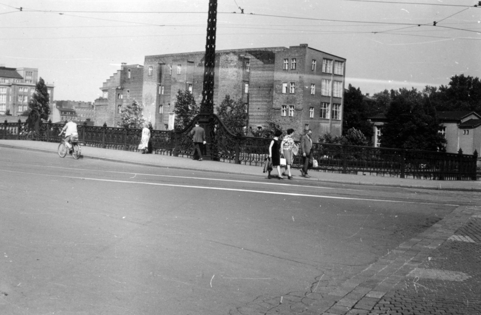 Germany, Berlin, Kelet-Berlin, Friedrichstrasse, balra a Weidendammer Brücke, középen a Ziegelstrasse 4. számú ház, jobbra az Am Weidendamm., 1965, Korda Judit, bridge, GDR, East-Berlin, bicycle, Fortepan #161849