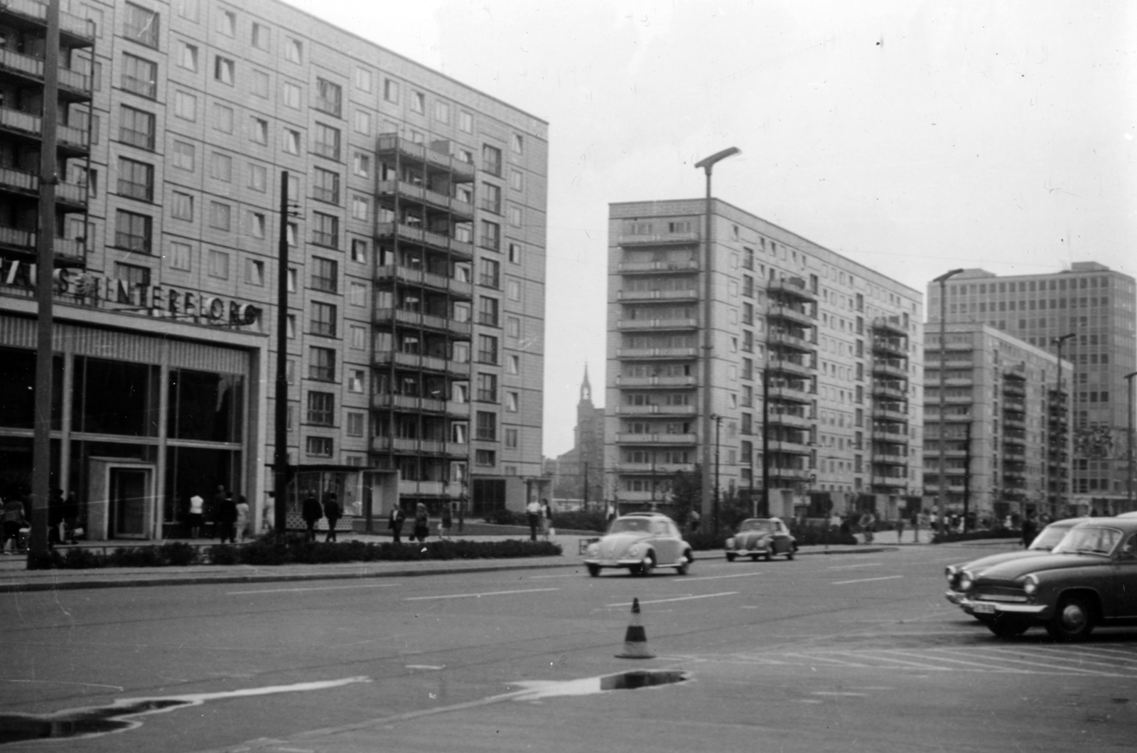 Germany, Berlin, Kelet-Berlin, Karl Marx Allee az Alexanderplatz felé nézve, a kép jobb szélén a Haus des Lehrers., 1965, Korda Judit, GDR, East-Berlin, Volkswagen Beetle, Fortepan #161859