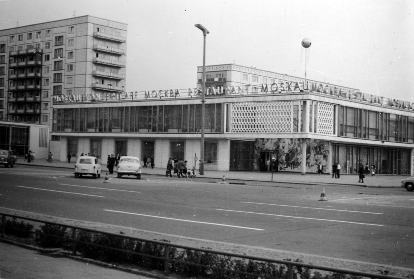 Germany, Berlin, Kelet-Berlin, Karl Marx Allee, előtérben a Café (Restaurant) Moskau, a Schillingstrasse sarkán., 1965, Korda Judit, GDR, East-Berlin, coffee house, Fortepan #161860