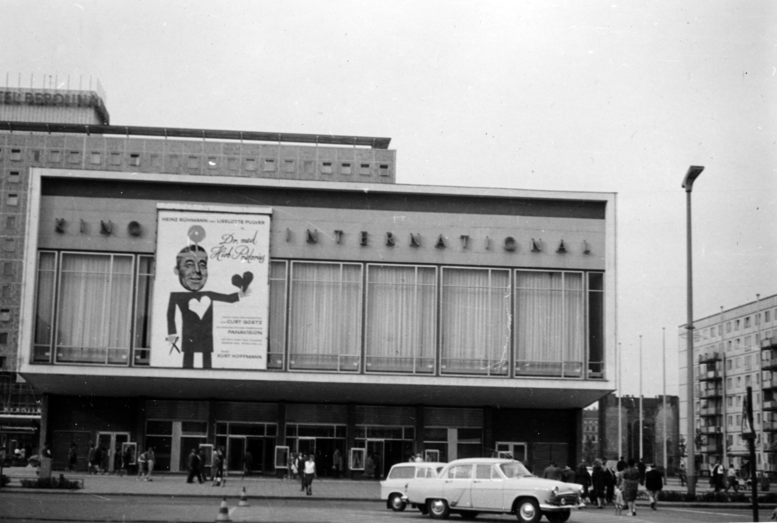 Germany, Berlin, Kelet-Berlin, Karl Marx Allee, szemben a Kino International, mögötte a Hotel Berolina., 1965, Korda Judit, GDR, East-Berlin, german text, poster, movie theater, Fortepan #161861