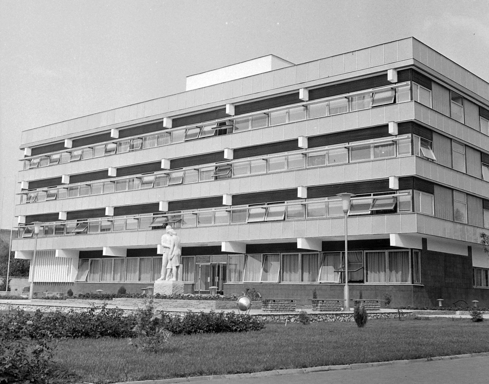 Hungary, Nagykanizsa, Eötvös tér, Városi Tanács (később Járási Hivatal), előtte a Család című szobor (Grantner Jenő "Abonyi", 1970.)., 1971, MHSZ, family, sculpture, Fortepan #16194