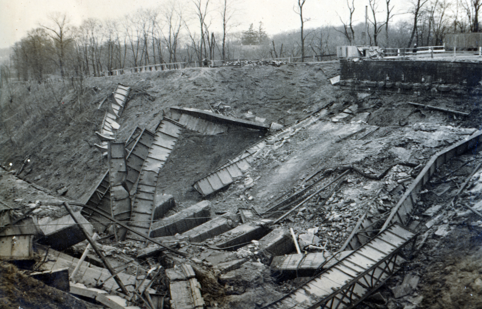 Ukraine, Kyiv, a Győzelem sugárút (ekkor Breszt - Litovszk országút) felrobbantott hídja a Nivki Park közelében., 1942, Kiss Endre, Fortepan #161942