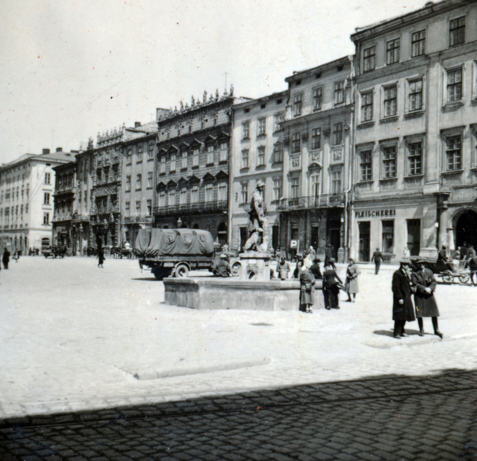 Ukrajna, Lviv, Régi piactér (Rinok) a Városháza felől nézve., 1942, Kiss Endre, Fortepan #161961