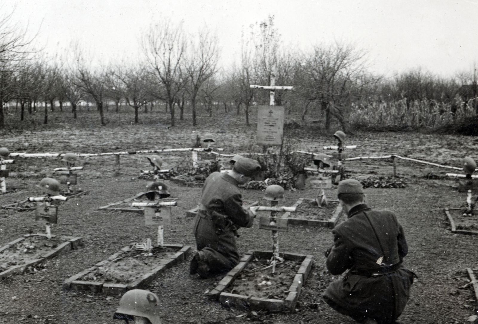 Ukraine, Vinnitsa, magyar hősi temető., 1942, Kiss Endre, eastern front, second World War, sadness, cemetery, grief, helmet, war grave, Fortepan #161966