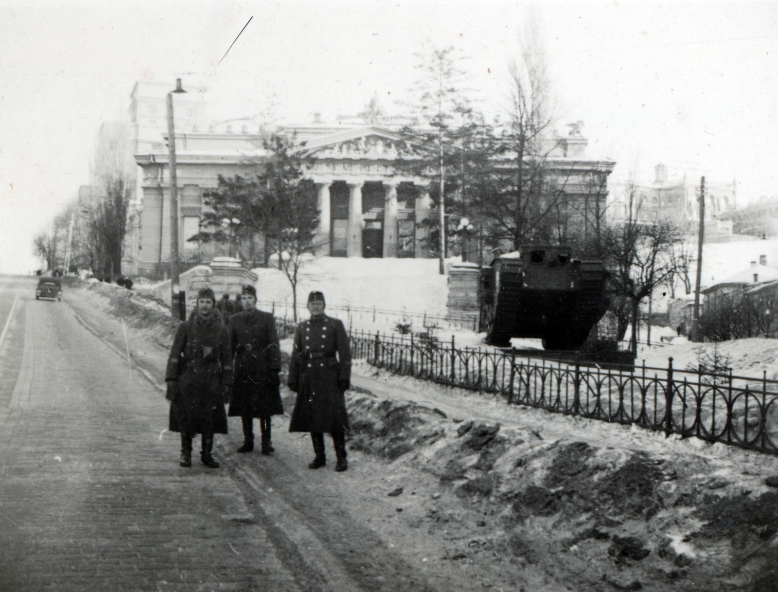 Ukraine, Kyiv, Mihajlo Hrusevszkij utca (ekkor Dr. Todt Strasse), jobbra Ukrajna Nemzeti Művészeti Múzeuma, előtte egy angol gyártmányú Mark V típusú harckocsi., 1942, Kiss Endre, British brand, tank, combat vehicle, Fortepan #161978