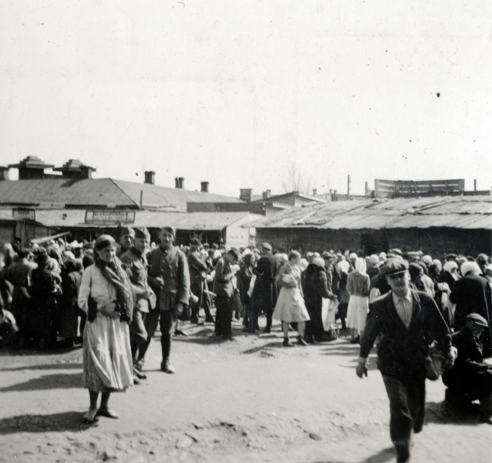 Ukrajna, Kijev, Galíciai tér / Halicka ploscsa (ekkor 1905-ös felkelés tere), piac., 1942, Kiss Endre, Fortepan #161992