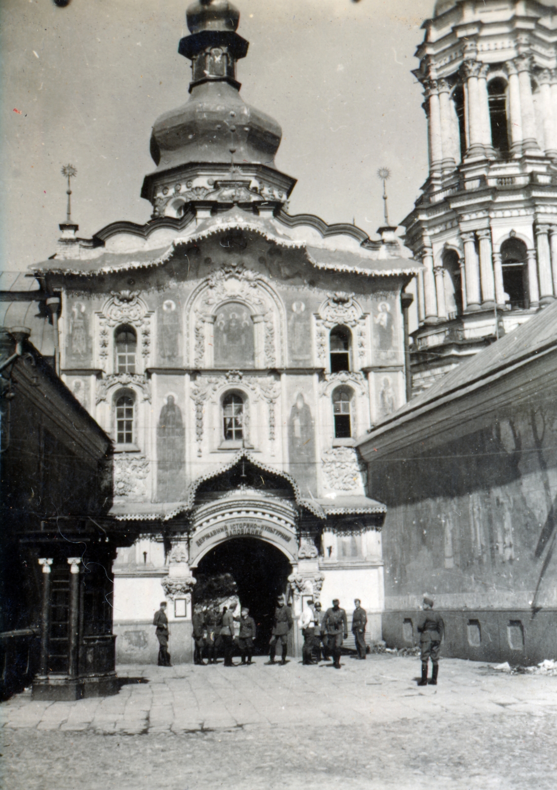 Ukraine, Kyiv, az ortodox Barlangkolostor (Pecserszka Lavra) területe, Szentháromság-kapu temploma, jobbra a Nagy Harangtorony., 1942, Kiss Endre, Fortepan #161995