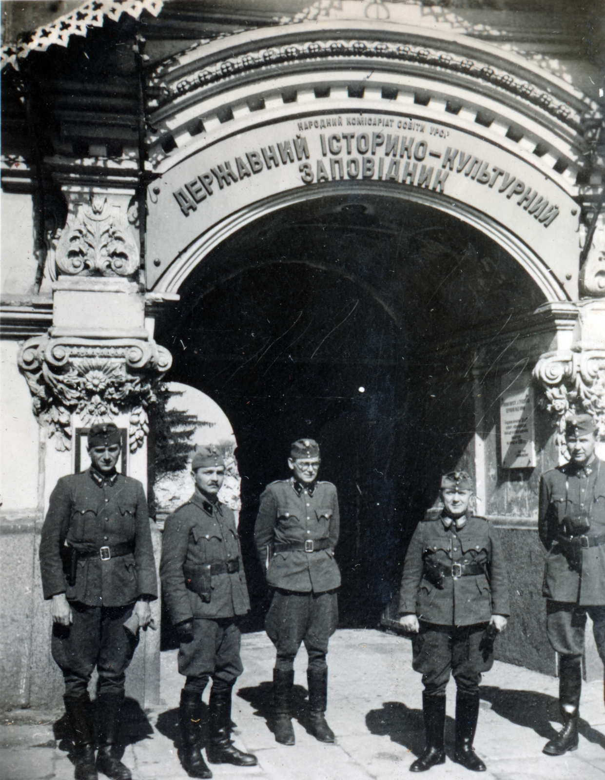 Ukraine, Kyiv, az ortodox Barlangkolostor (Pecserszka Lavra) területe, Szentháromság-kapu temploma., 1942, Kiss Endre, officer, soldier, Cyrillic alphabet, Fortepan #161996