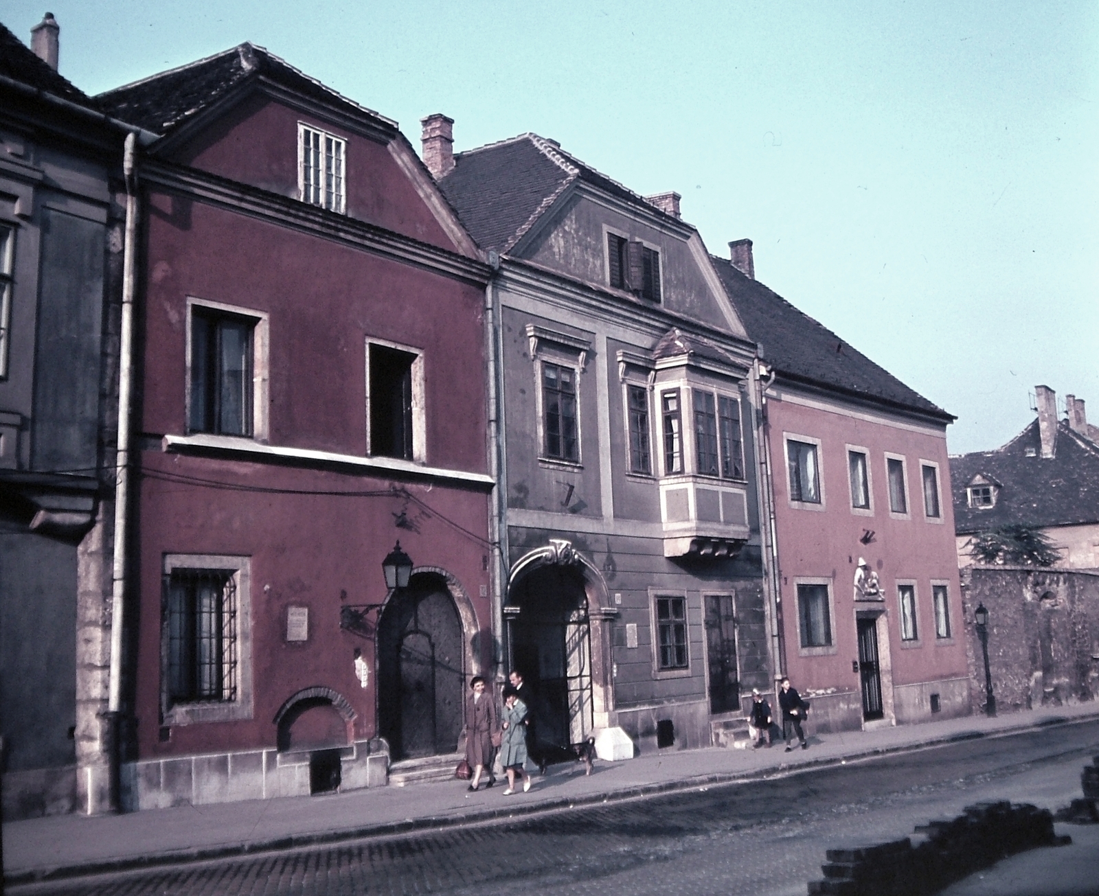 Hungary, Budapest I., Fortuna utca 12-16., 1963, Kotnyek Antal, monument, colorful, pedestrian, street view, genre painting, gas lamp, Budapest, Fortepan #16200