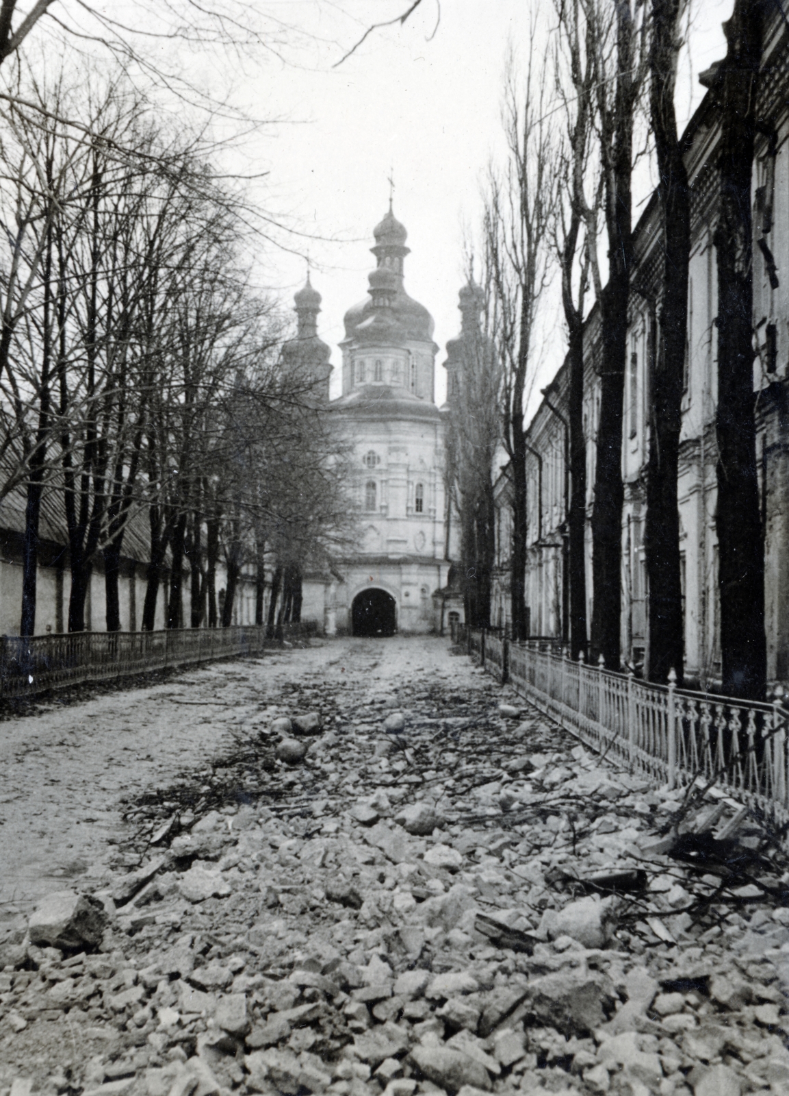 Ukraine, Kyiv, az ortodox Barlangkolostor (Pecserszka Lavra) területe, Mindenszentek temploma, alatta a gazdasági kapu., 1942, Kiss Endre, Fortepan #162006