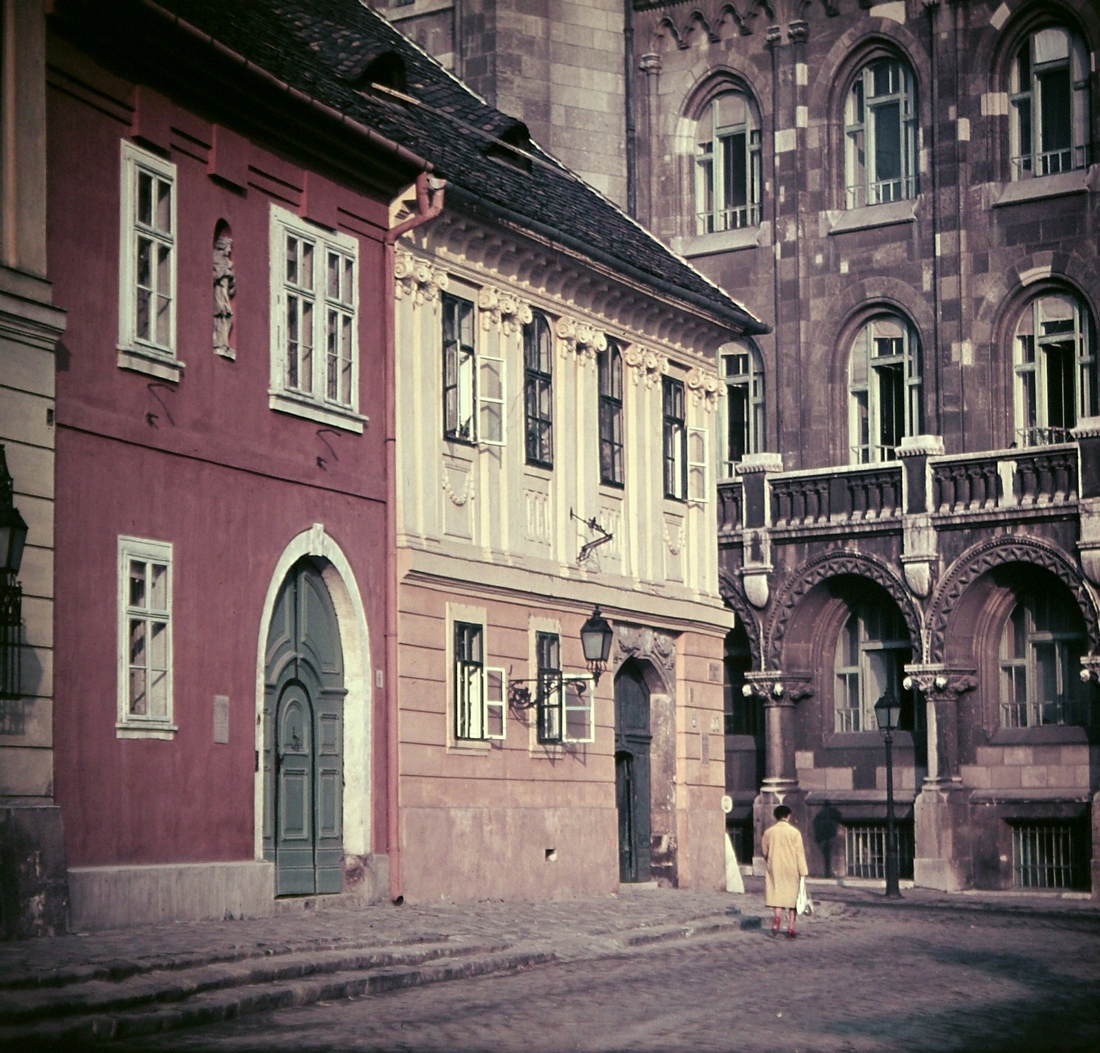 Magyarország, budai Vár, Budapest I., Bécsi kapu tér, szemben a Magyar Országos Levéltár épülete., 1963, Kotnyek Antal, műemlék, színes, középület, neoromán építészet, Budapest, Pecz Samu-terv, Fortepan #16201