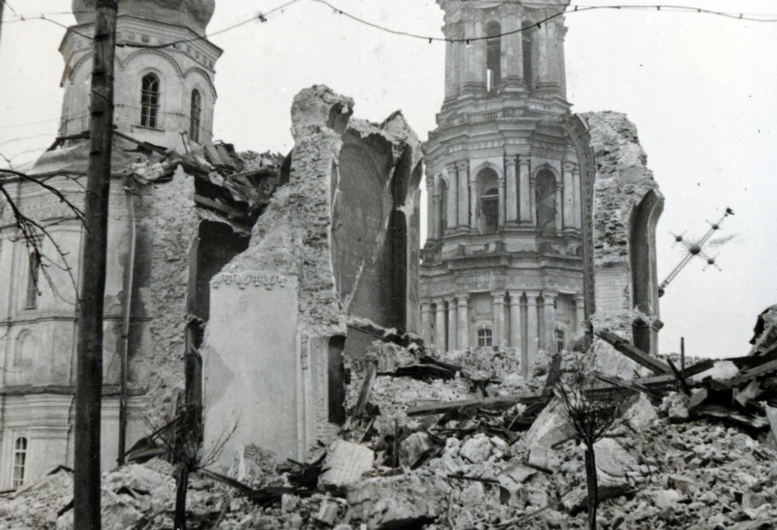 Ukraine, Kyiv, az ortodox Barlangkolostor (Pecserszka Lavra) területe, balra az Uszpenszkij- vagy Nagyboldogasszony-székesegyház, más néven Mária elszenderülése katedrális romjai, jobbra a Nagy Harangtorony., 1942, Kiss Endre, Fortepan #162011
