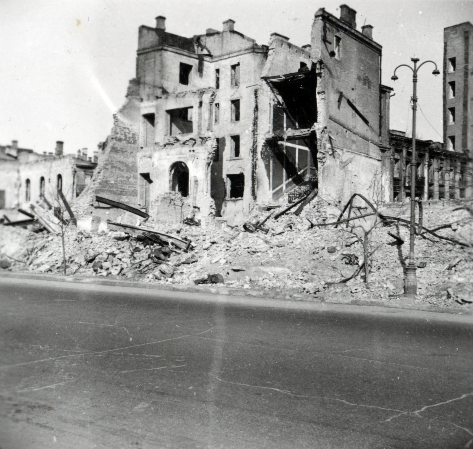 Ukraine, Kyiv, a Hrescsatik sugárút felrobbantott épületei, a 25. szám romjai., 1942, Kiss Endre, war damage, Fortepan #162023