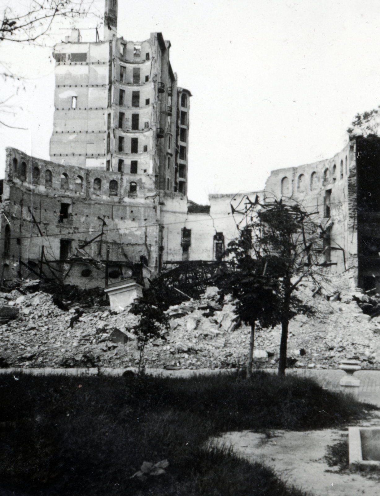 Ukraine, Kyiv, Architektora Horodeckoho (Karl Marksa, eredetileg Nyikolajevszkaja) utca, Hippo-palota, cirkusz, háttérben a Ginzburg toronyház romjai., 1942, Kiss Endre, Fortepan #162027