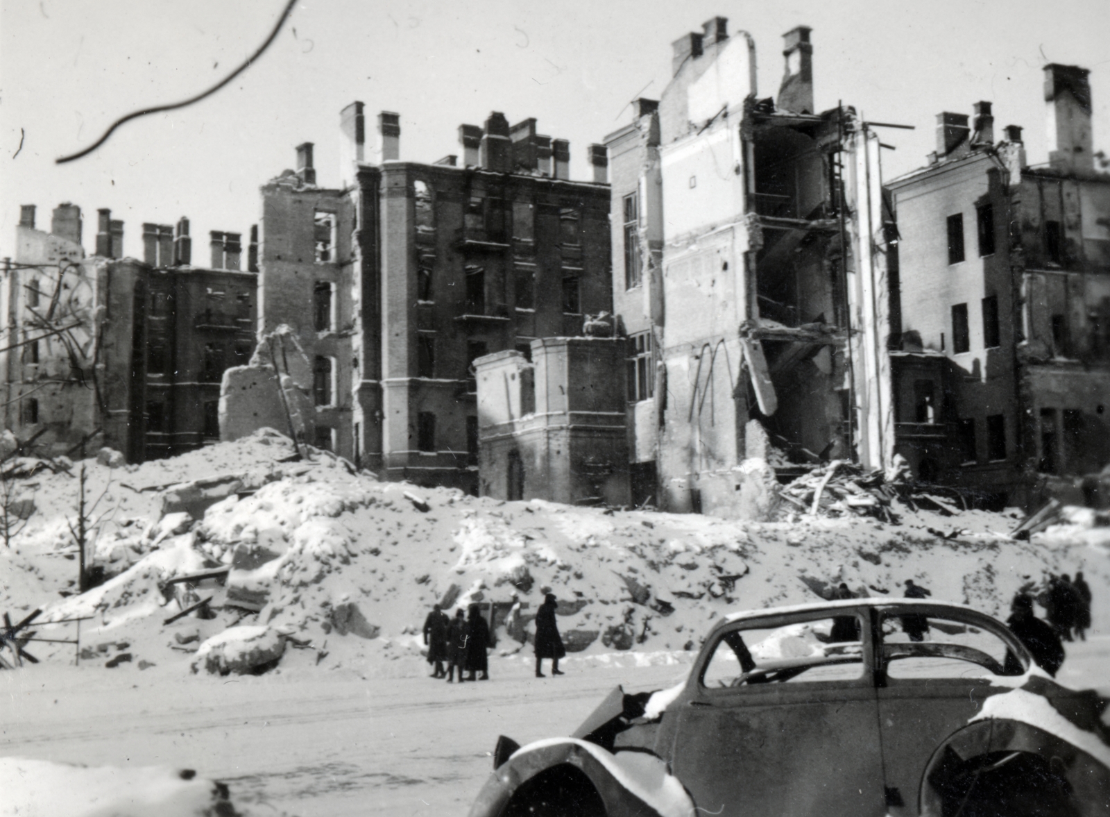 Ukrajna, Kijev, Hrescsatik sugárút, a Gyetszkij Mir (Gyermekvilág) áruház romjai., 1942, Kiss Endre, háborús kár, járműroncs, Fortepan #162028