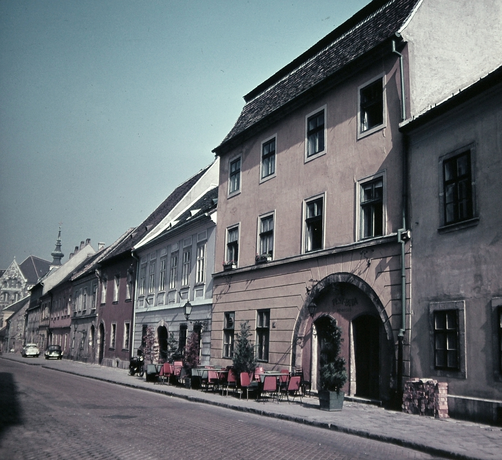 Hungary, Budapest I., Fortuna utca, a Fortuna köztől a Bécsi kapu tér felé., 1963, Kotnyek Antal, colorful, restaurant, motorcycle, street view, terrace, ceramics, brick, Budapest, Fortepan #16203