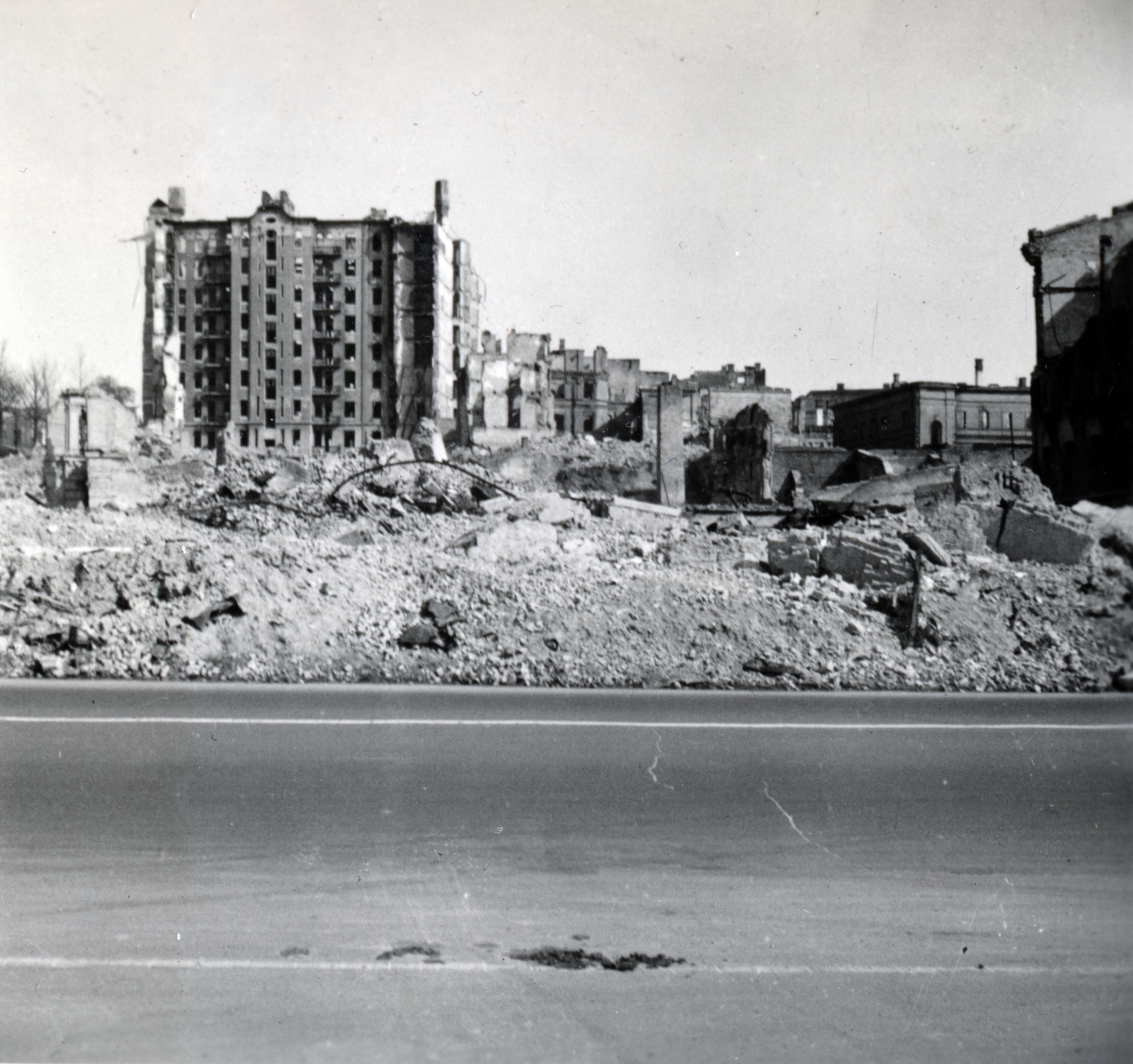 Ukraine, Kyiv, Hrescsatik sugárút a Függetlenség terénél (Majdan Nezalezsnosztyi), háttérben balra a Ginzburg-ház romjai (később Ukrajna Hotel)., 1942, Kiss Endre, Fortepan #162030