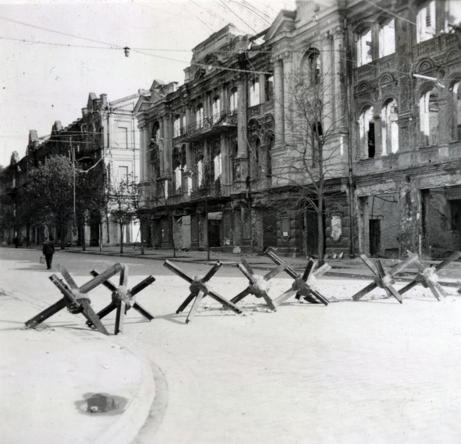 Ukraine, Kyiv, Architektora Horodeckoho (Karl Marksa, eredetileg Nyikolajevszkaja) utca a Hrescsatik sugárút felől nézve. Előtérben az Egyesült Déloroszországi Ipari Bank palotájának romjai., 1942, Kiss Endre, Fortepan #162033