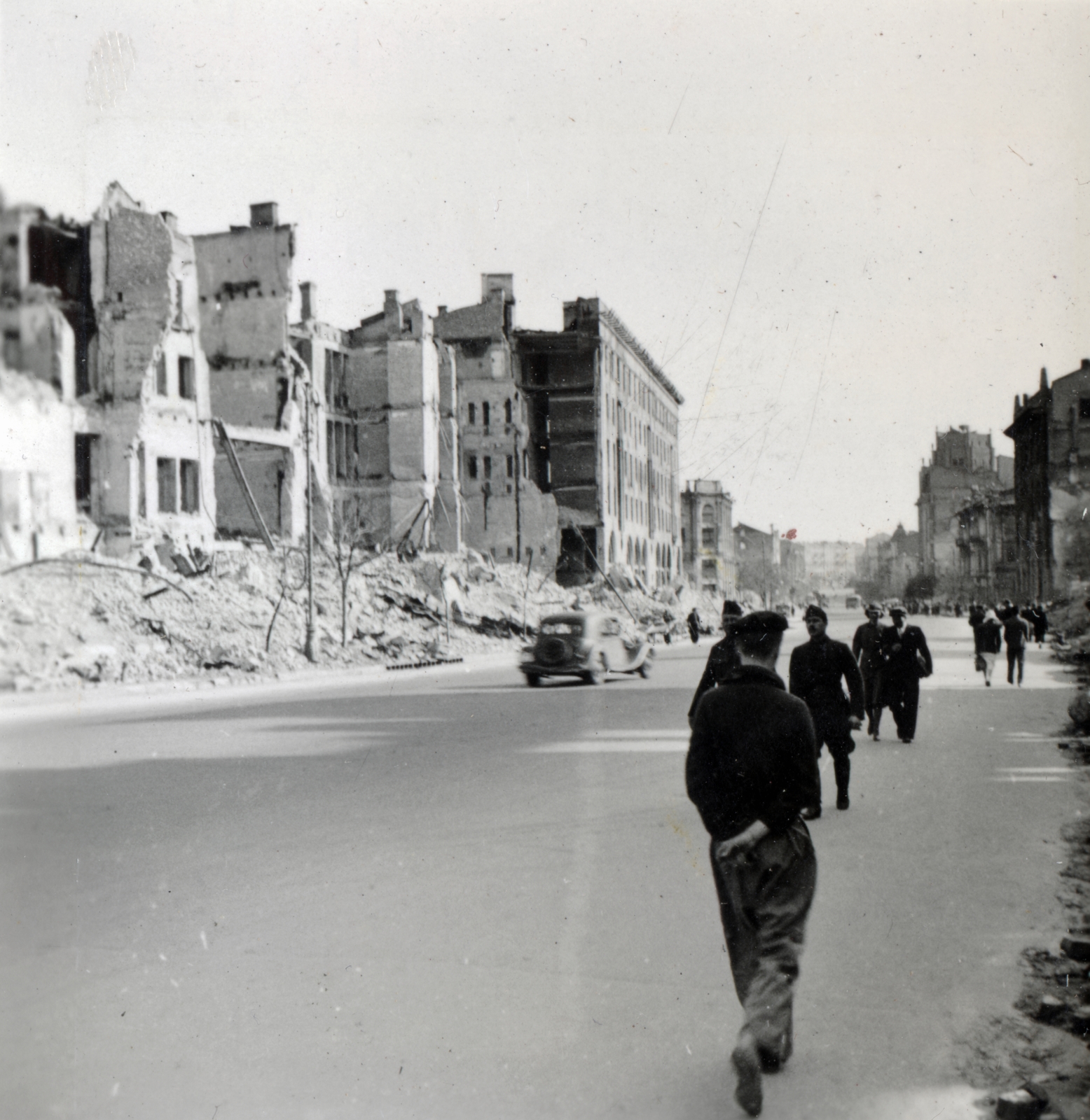 Ukraine, Kyiv, a Hrescsatik sugárút felrobbantott épületei a Függetlenség tere (Majdan Nezalezsnosztyi, ekkor Kalinyin tér) felől., 1942, Kiss Endre, Fortepan #162035