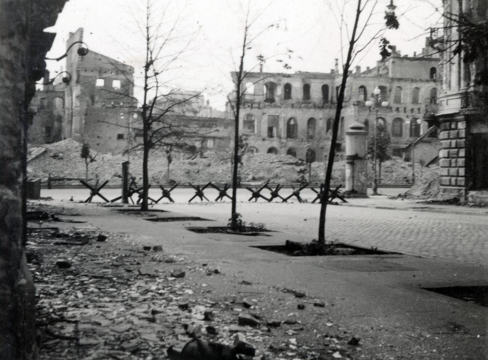 Ukraine, Kyiv, Architektora Horodeckoho (Karl Marksa, eredetileg Nyikolajevszkaja) utca a Hrescsatik sugárút felé nézve., 1942, Kiss Endre, anti-tank obstacles, Fortepan #162036