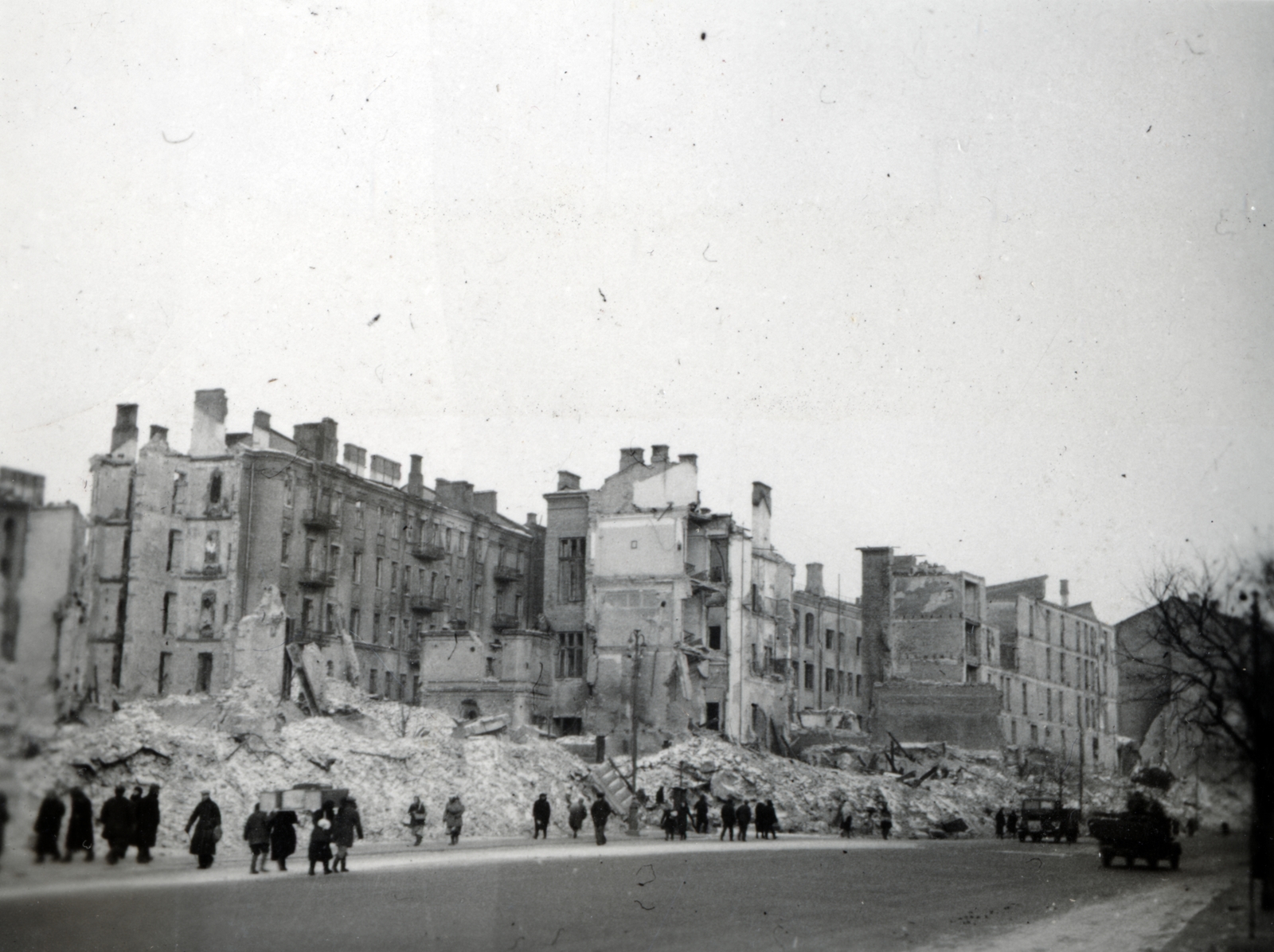 Ukrajna, Kijev, a Hrescsatik sugárút felrobbantott épületei, szemben a Gyetszkij Mir (Gyermekvilág) áruház romjai., 1941, Kiss Endre, második világháború, épületkár, Fortepan #162037