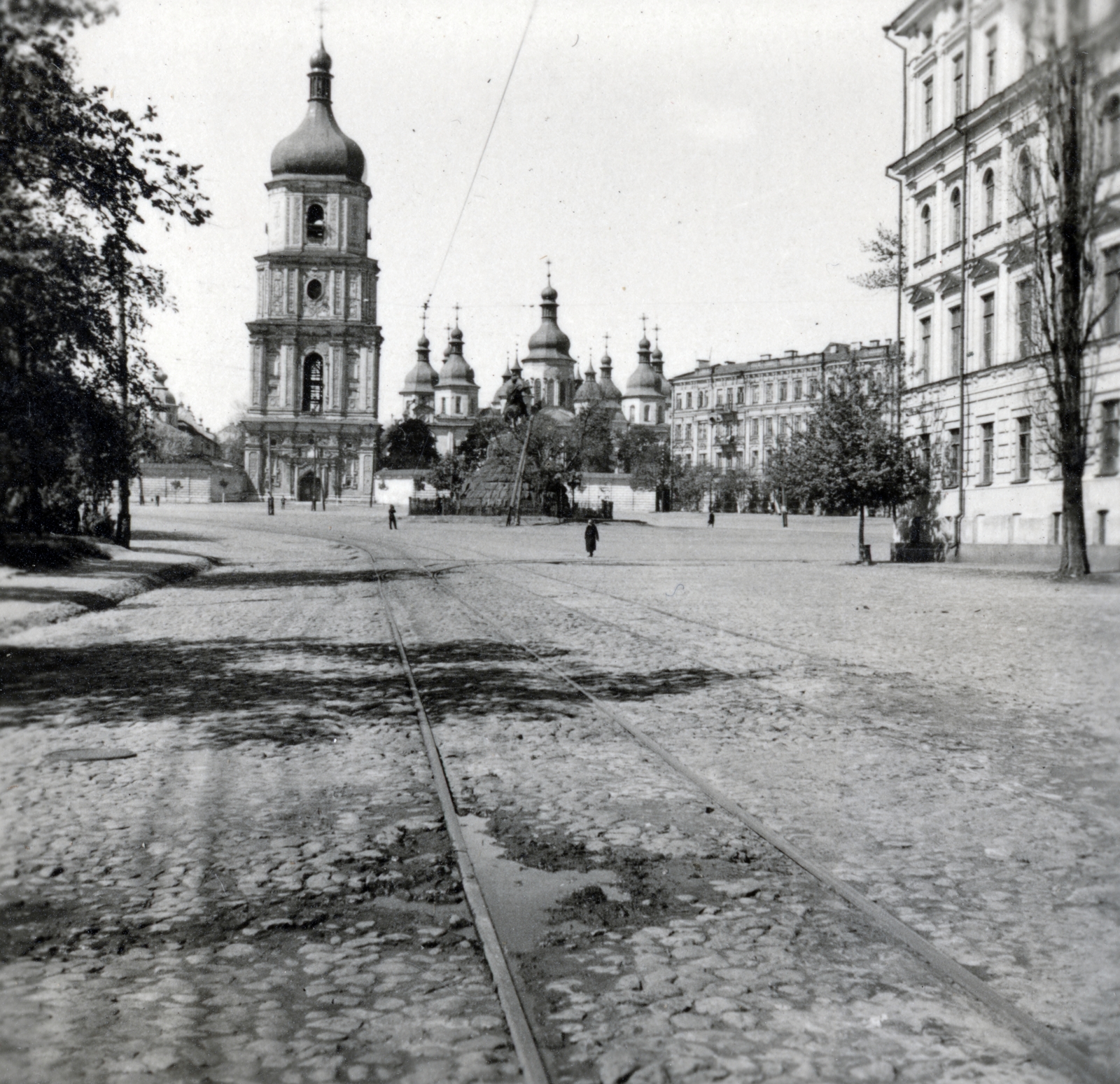 Ukraine, Kyiv, Szófia tér, Bohdan Hmelnickij lovasszobra mögött a Szent Szófia-székesegyház és a harangtornya., 1942, Kiss Endre, Fortepan #162041