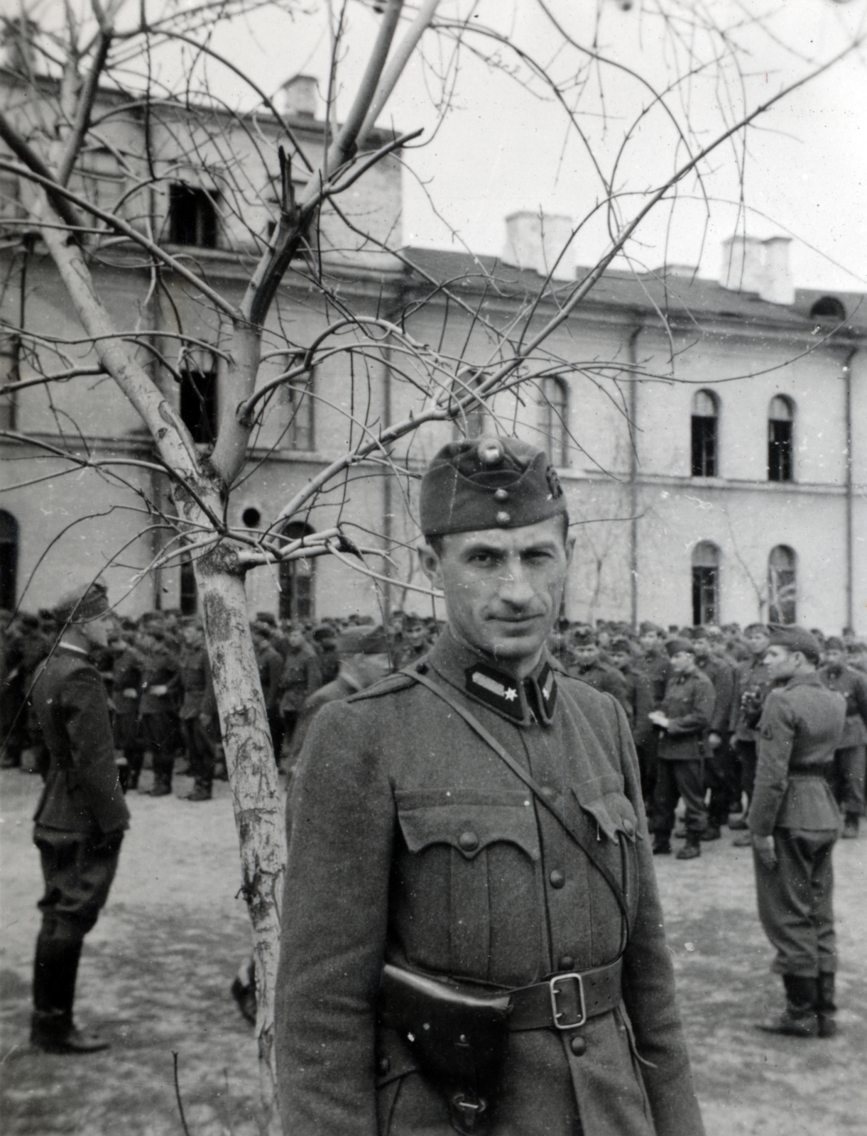 Ukraine, Kyiv, a felvétel a csendőrlaktanya előtt, a mai Arszenal üzem területén készült., 1942, Kiss Endre, Fortepan #162067