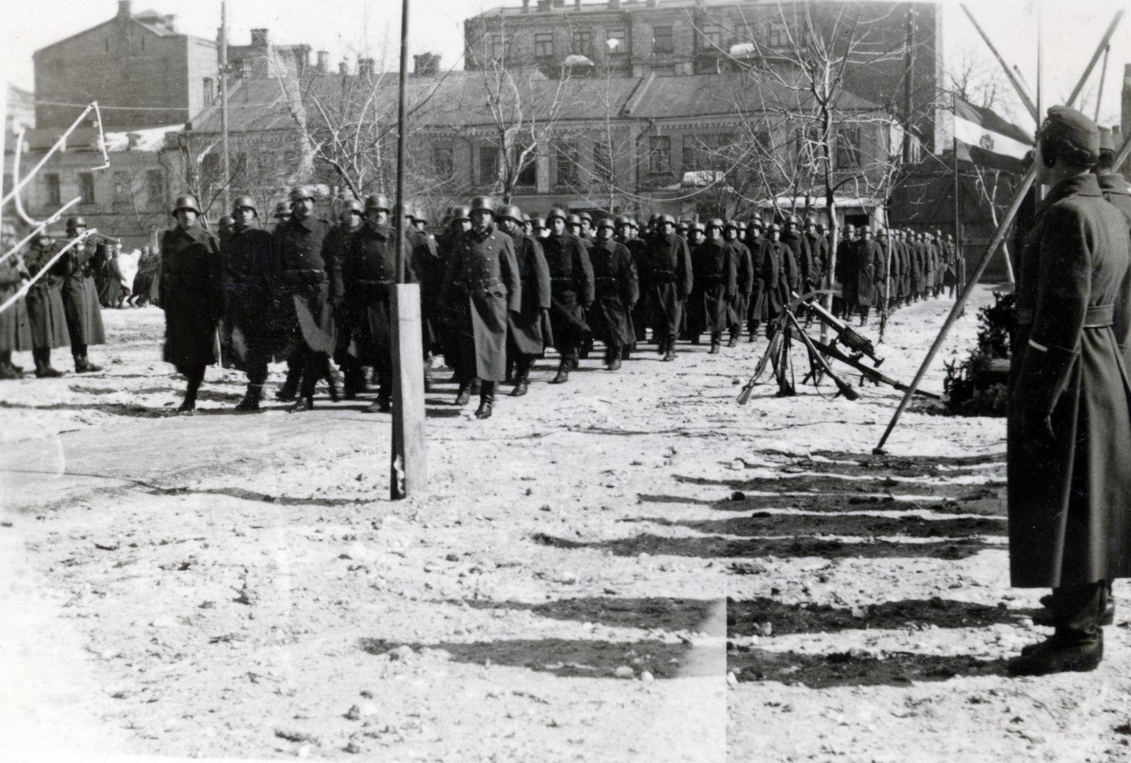 Ukraine, Kyiv, a felvétel a csendőrlaktanya előtt, a mai Arszenal üzem területén készült., 1943, Kiss Endre, Fortepan #162076