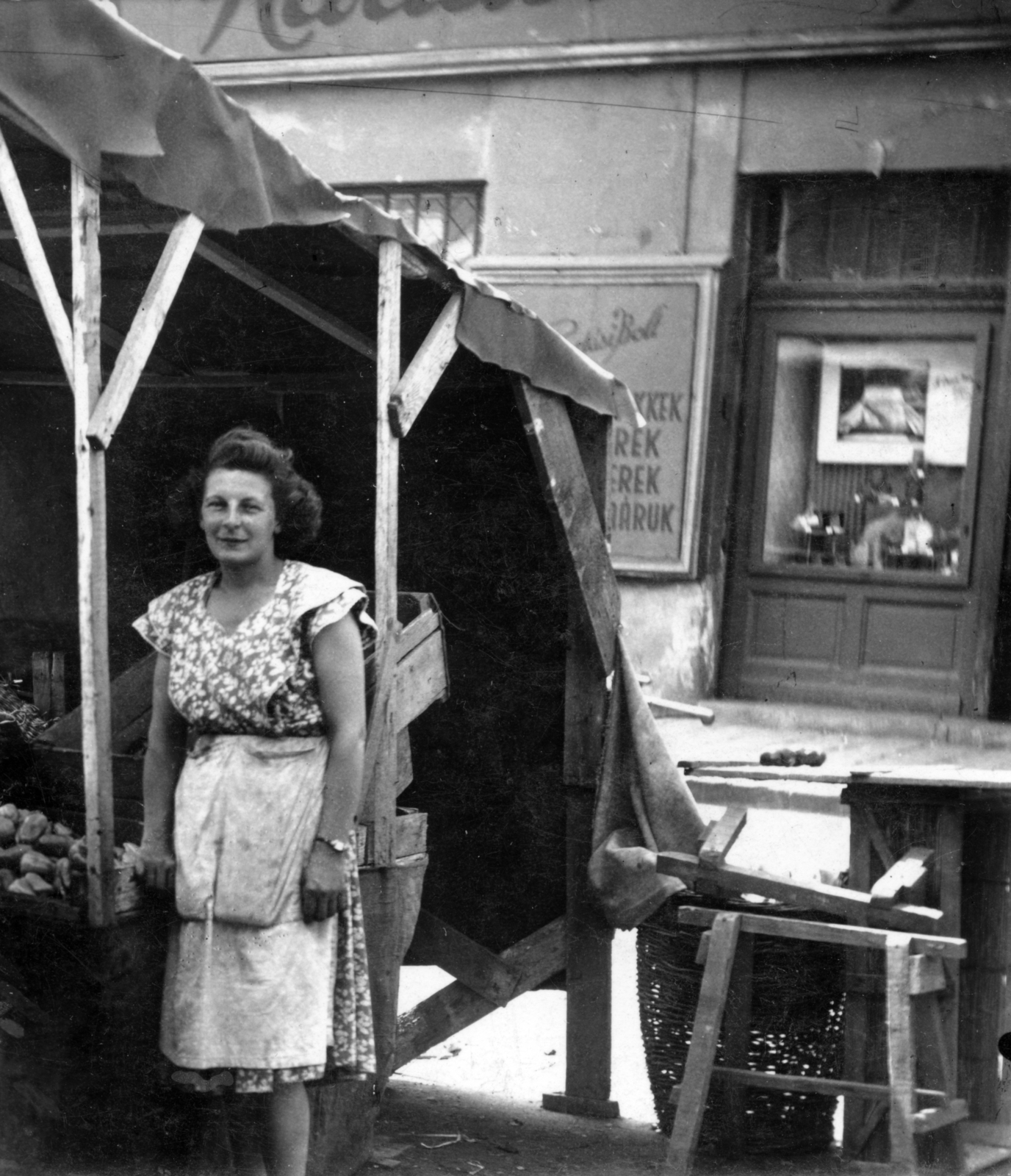 1954, Weisz Ilona, wrist watch, woman, tent, apron, seller, Fortepan #162107