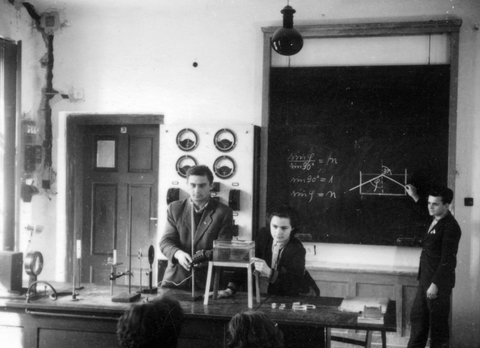 Hungary, Nagykanizsa, fénytörési kísérlet bemutatása a nagykanizsai gimnázium fizikai előadótermében., 1955, Buvári Ágnes, mathematical formula, blackboard, experiment, classroom, learning, Fortepan #162127