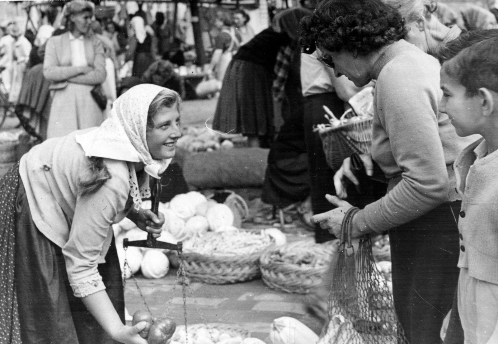 Hungary, Nagykanizsa, piactér a Zrinyi Miklós utca - Zárda utca találkozásánál., 1955, Buvári Ágnes, smile, headscarf, basket, string bag, costermonger, market, shopping, Fortepan #162147