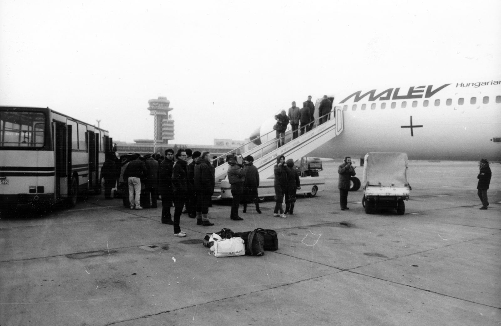 Romania, Henri Coandă (korábban Bukarest Otopeni) nemzetközi repülőtér. A felvétel a romániai forradalom idején készült., 1989, Nagy Z. László, regime change, Fortepan #162206