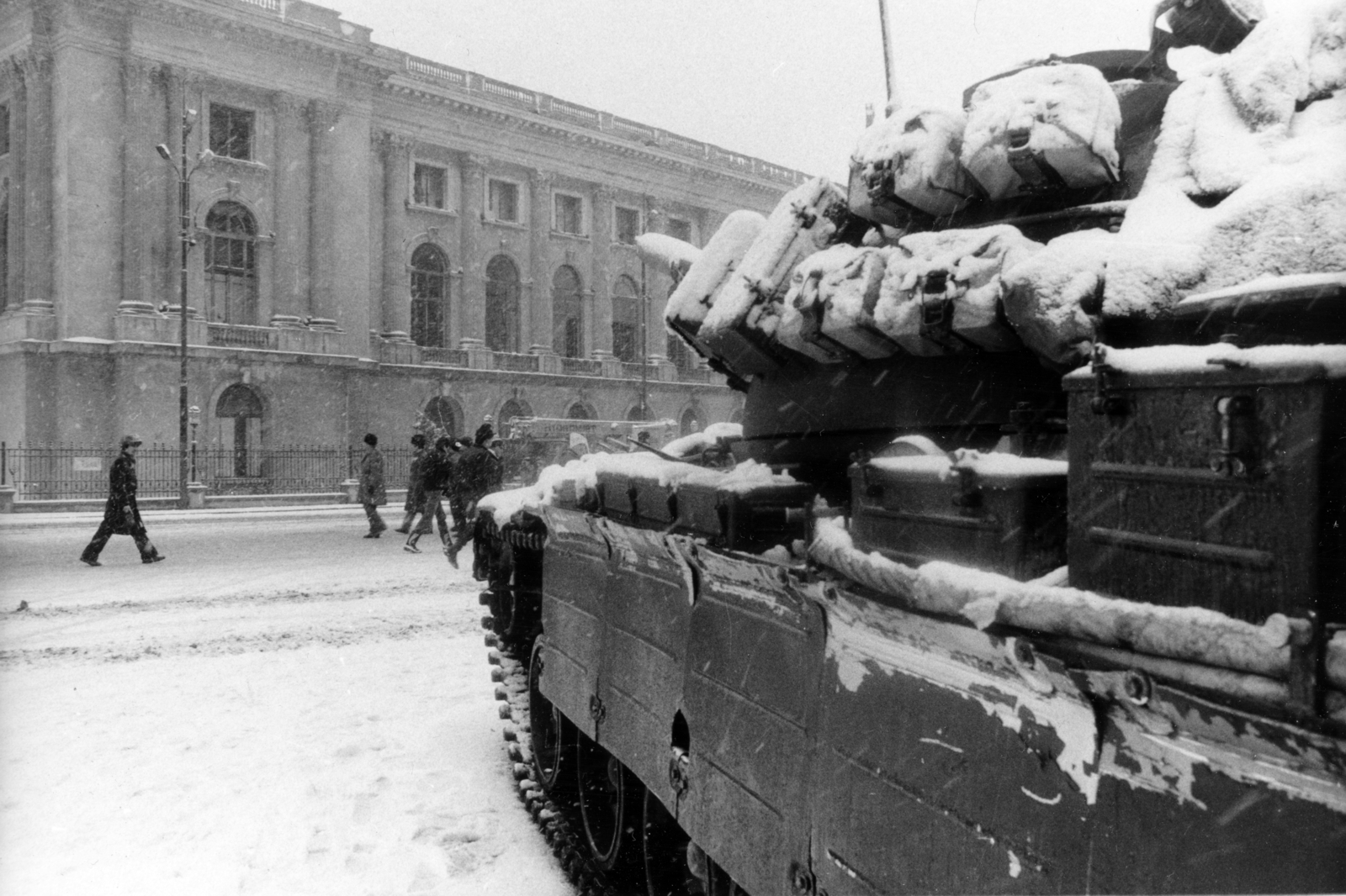 Románia, Bukarest, Piața Revoluției (ekkor Calea Victoriei), szemben a Román Nemzeti Művészeti Múzeum (Muzeul National de Arta al Romaniei), az egykori királyi palota. Romániai forradalom., 1989, Nagy Z. László, román forradalom, rendszerváltás, Fortepan #162210