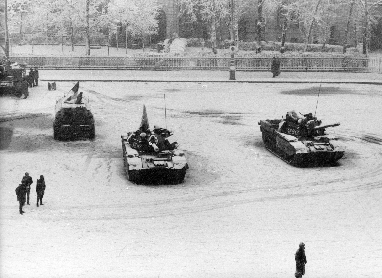Romania, Bucharest, Piața George Enescu, jobbra a Központi Egyetemi Könyvtár. Romániai forradalom., 1989, Nagy Z. László, Romanian revolution, regime change, Fortepan #162211