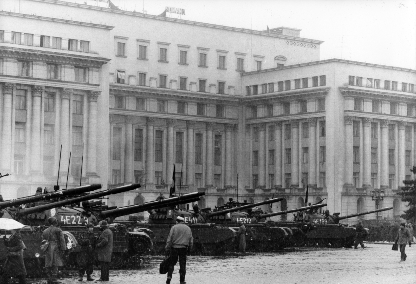 Romania, Bucharest, Piața Revoluției (ekkor Calea Victoriei), a Belügyminisztérium épülete. Romániai forradalom., 1989, Nagy Z. László, Romanian revolution, regime change, Fortepan #162222