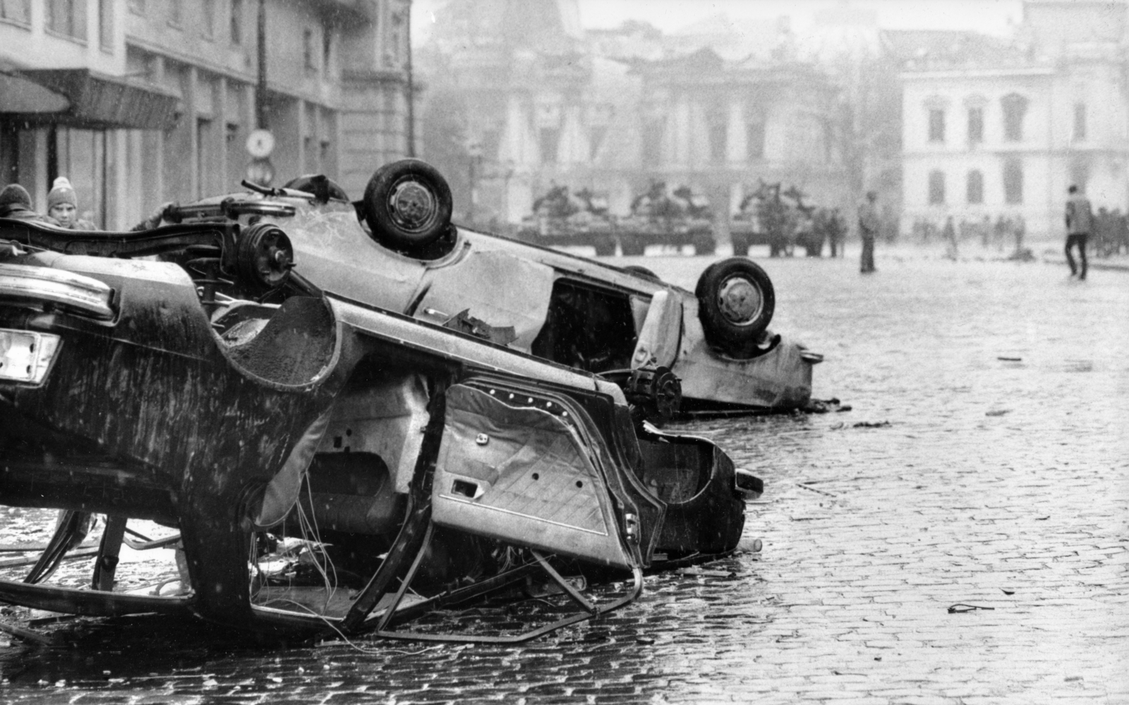 Romania, Bucharest, Piața Revoluției (ekkor Calea Victoriei) a Strada Academiei felől, háttérben az Egyetemi Könyvtár. Romániai forradalom., 1989, Nagy Z. László, Romanian revolution, regime change, Fortepan #162229