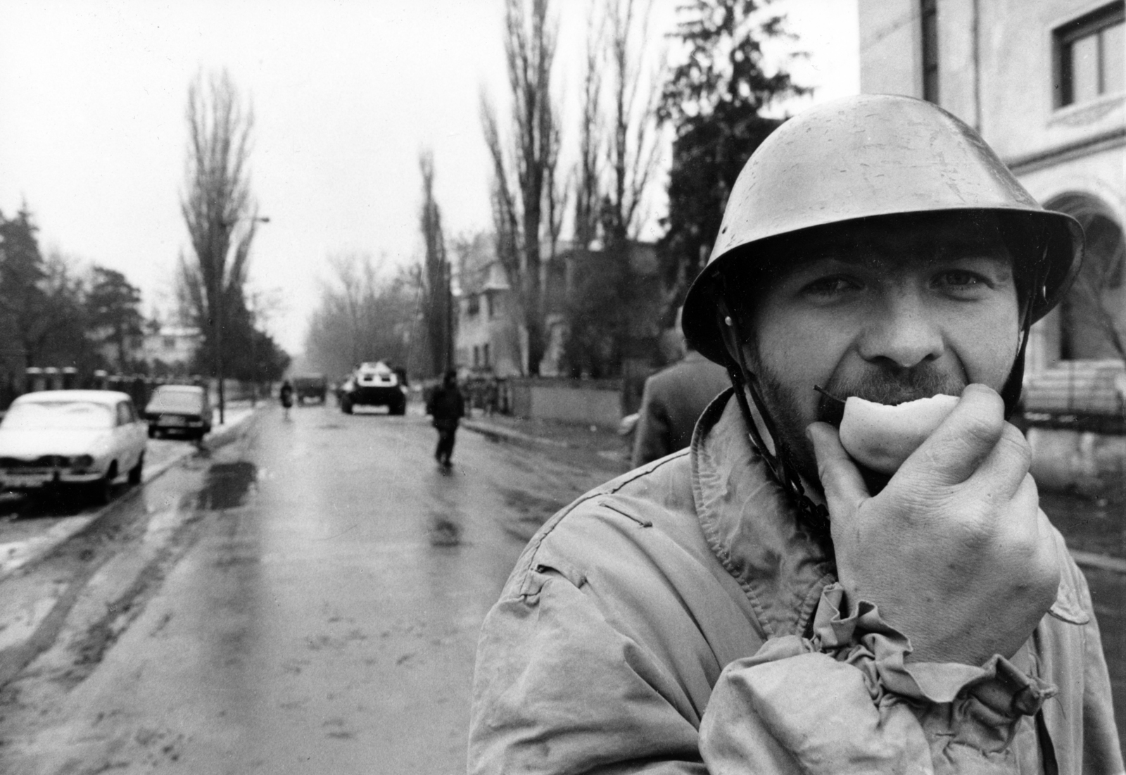 Románia, Bukarest, Strada Ermil Pangratti, a felvétel a 12. szám, Moldova Nagykövetsége előtt készült. Romániai forradalom., 1989, Nagy Z. László, román forradalom, rendszerváltás, Fortepan #162247