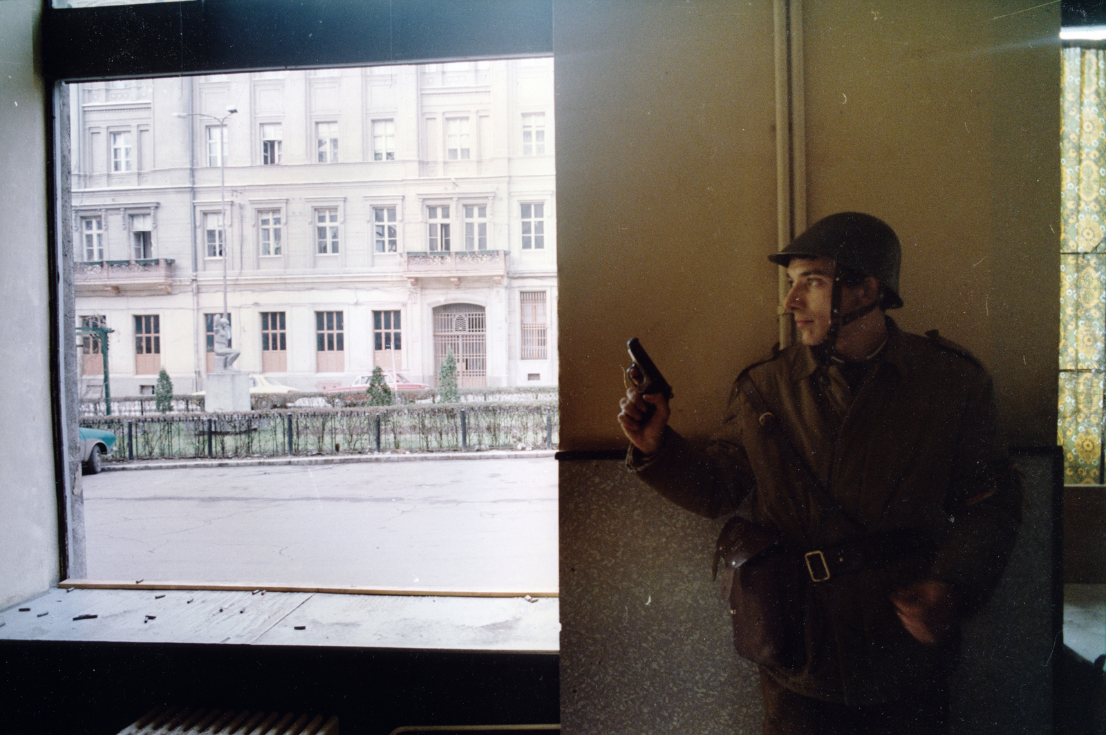 Romania,Transylvania, Timisoara, a kép az Augustin Pacha püspök utca (Strada Episcop Augustin Pacha) 1. számú épület egyik, a Szent György tér (Piața Sfântul Gheorghe) felé néző üzletéből készült. Romániai forradalom., 1989, Fortepan/Album040, Romanian revolution, regime change, colorful, Fortepan #162253