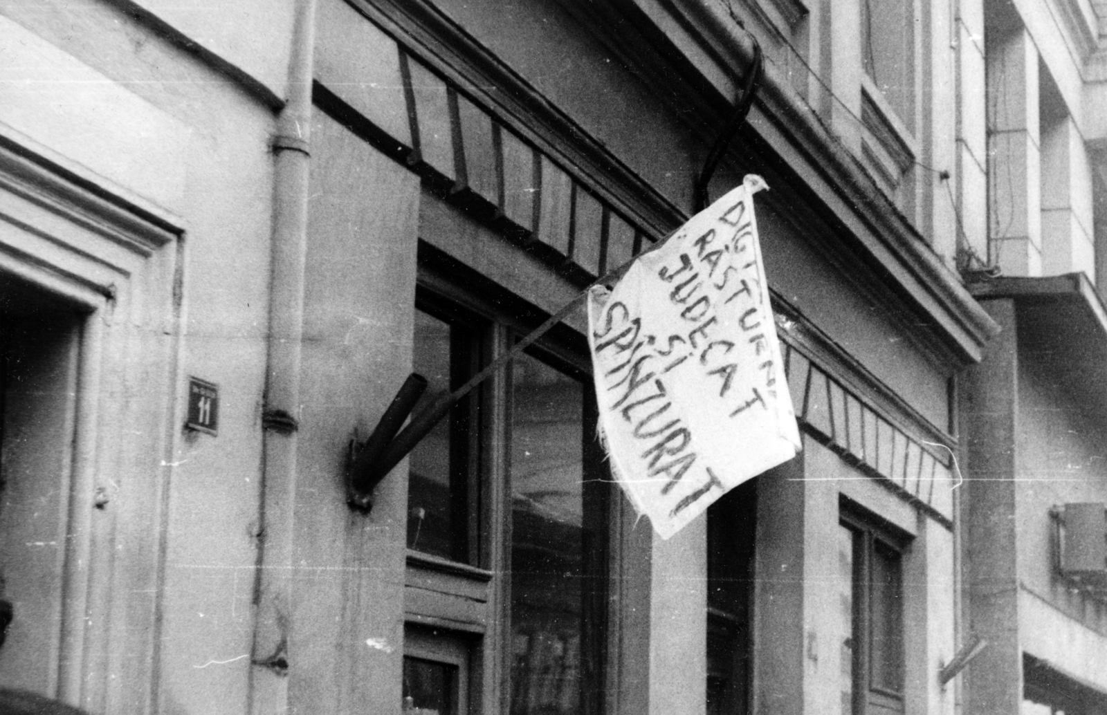 Románia,Erdély, Kolozsvár, a Wesselényi Miklós utca (Strada Regele Ferdinand, ekkor Strada Dózsa György) 11. és 13. számú ház. Romániai forradalom., 1989, Fortepan/Album041, román forradalom, rendszerváltás, Fortepan #162291