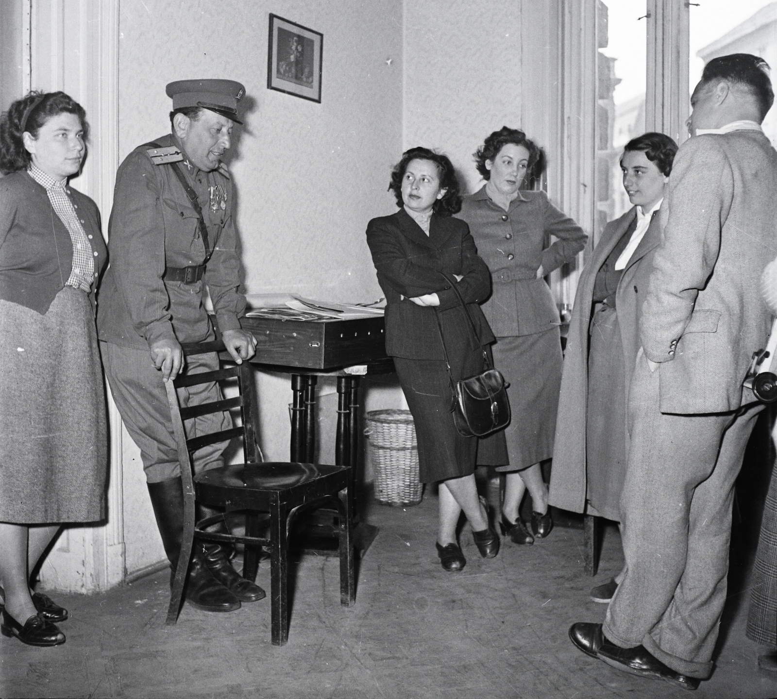 Hungary, Budapest VII., Erzsébet (Lenin) körút 9-11., a „ VENGRIJA ” és „HUNGARY” című havi folyóirat szerkesztősége. Balról egyenruhában Pelbárt Oszkár művészeti szerkesztő, sötét kosztümben Szádvári Éva fotós, mellette Nagy Erzsébet (Nagy Imre lánya)., 1955, Kotnyek Antal, Budapest, leg over leg, celebrity, Fortepan #16230