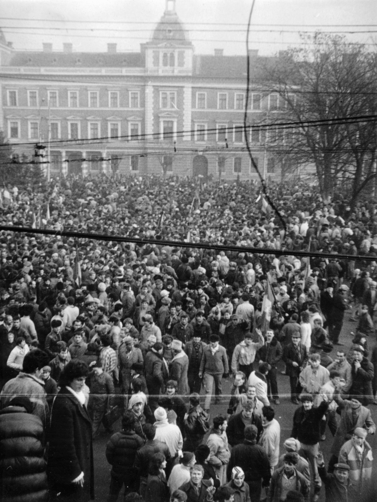 Romania,Transylvania, Cluj-Napoca, Bocskai tér (Piata Avram Iancu), háttérben az Ortodox püspöki palota., 1989, Essig József, Romanian revolution, regime change, Fortepan #162300