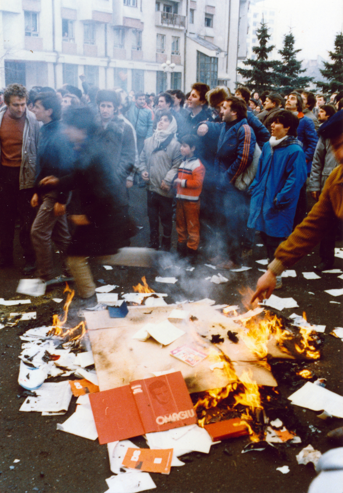 Románia,Erdély, Kolozsvár, Bocskai tér (Piata Avram Iancu) - Kossuth Lajos utca (Bulevardul 21 Decembrie 1989) sarok, háttérben a Postakert utca (Strada Cuza Vodă) torkolata, tüntetés a Román Kommunista Párt helyi székháza előtt. Romániai forradalom., 1989, Fortepan/Album047, román forradalom, rendszerváltás, Fortepan #162311