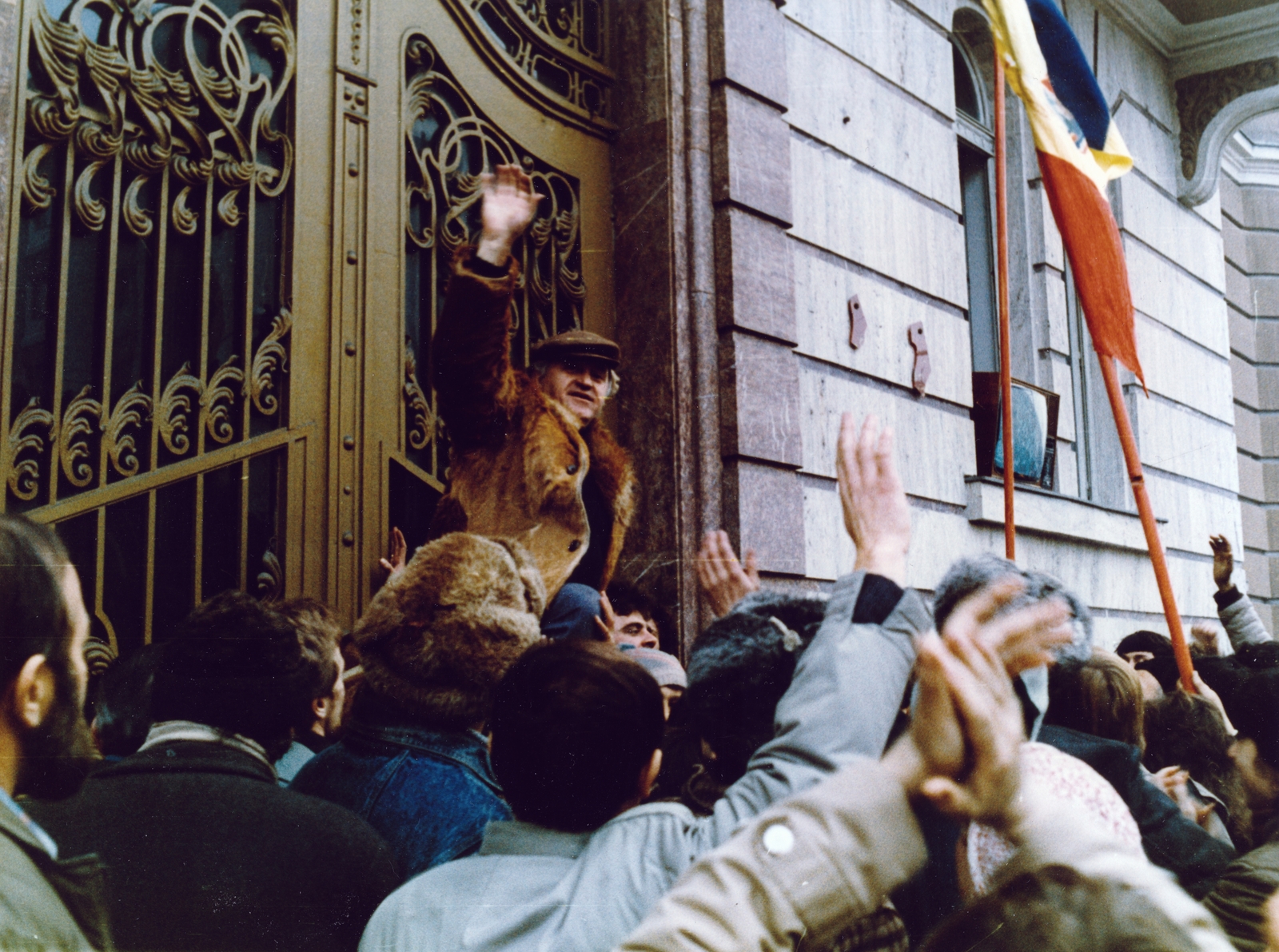 Romania,Transylvania, Cluj-Napoca, Kossuth Lajos utca (Bulevardul 21 Decembrie 1989) 58., tüntetés a Román Kommunista Párt helyi székháza (később Megyeháza) előtt. Romániai forradalom., 1989, Fortepan/Album047, Romanian revolution, regime change, Fortepan #162315