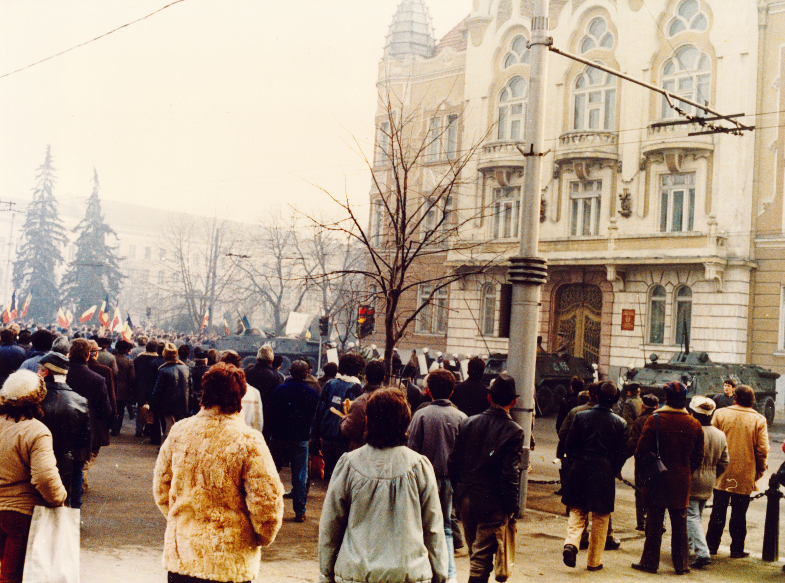 Romania,Transylvania, Cluj-Napoca, Kossuth Lajos utca (Bulevardul 21 Decembrie 1989), balra a Bocskai tér (Piata Avram Iancu), tüntetés a Román Kommunista Párt helyi székháza (később Megyeháza) előtt. Romániai forradalom., 1989, Fortepan/Album047, Romanian revolution, regime change, Fortepan #162317