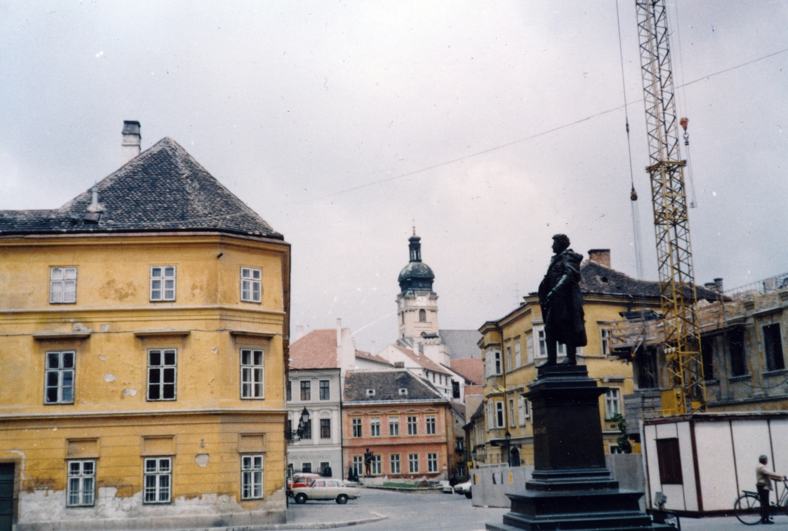 Hungary, Győr, Bécsi kapu (Köztársaság) tér, Kisfaludy Károly szobra (Mátrai Lajos György, 1892.). Háttérben a Székesegyház., 1989, Rudan Pál, colorful, Fortepan #162347