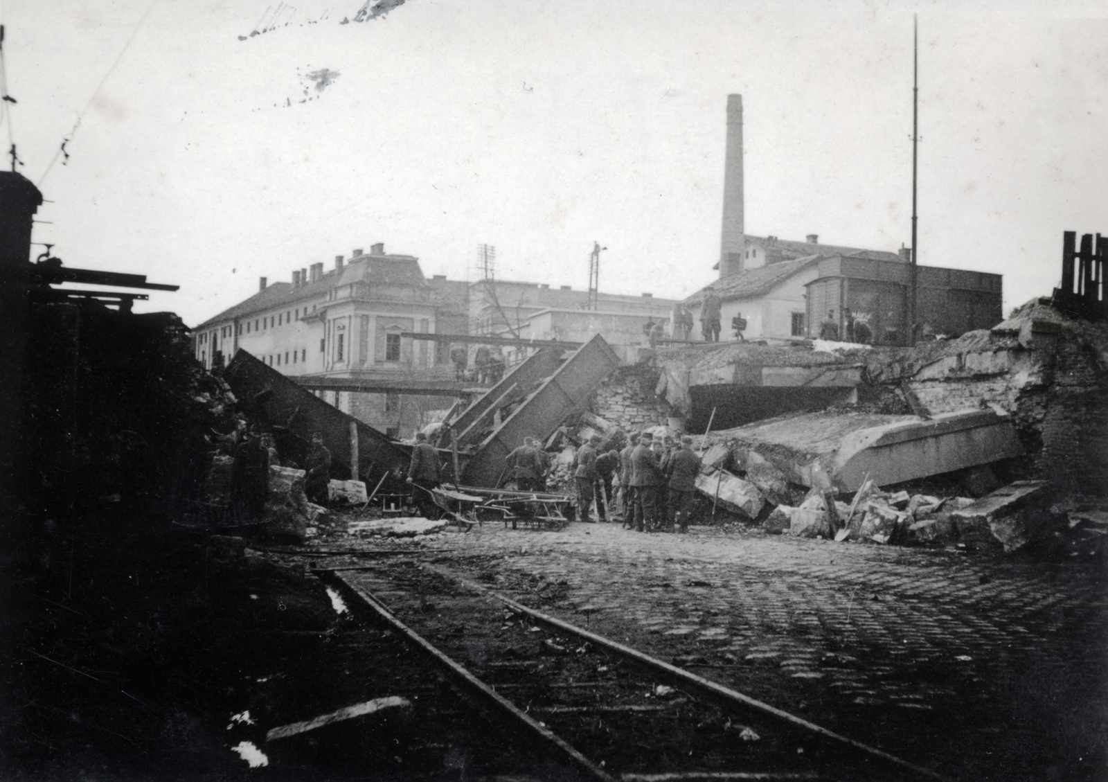 Szerbia, Szabadka, ulica Maksima Gorkog, a felrobbantott vasúti híd mögött a börtön épülete., 1941, Fehér Tibor, Fortepan #162350