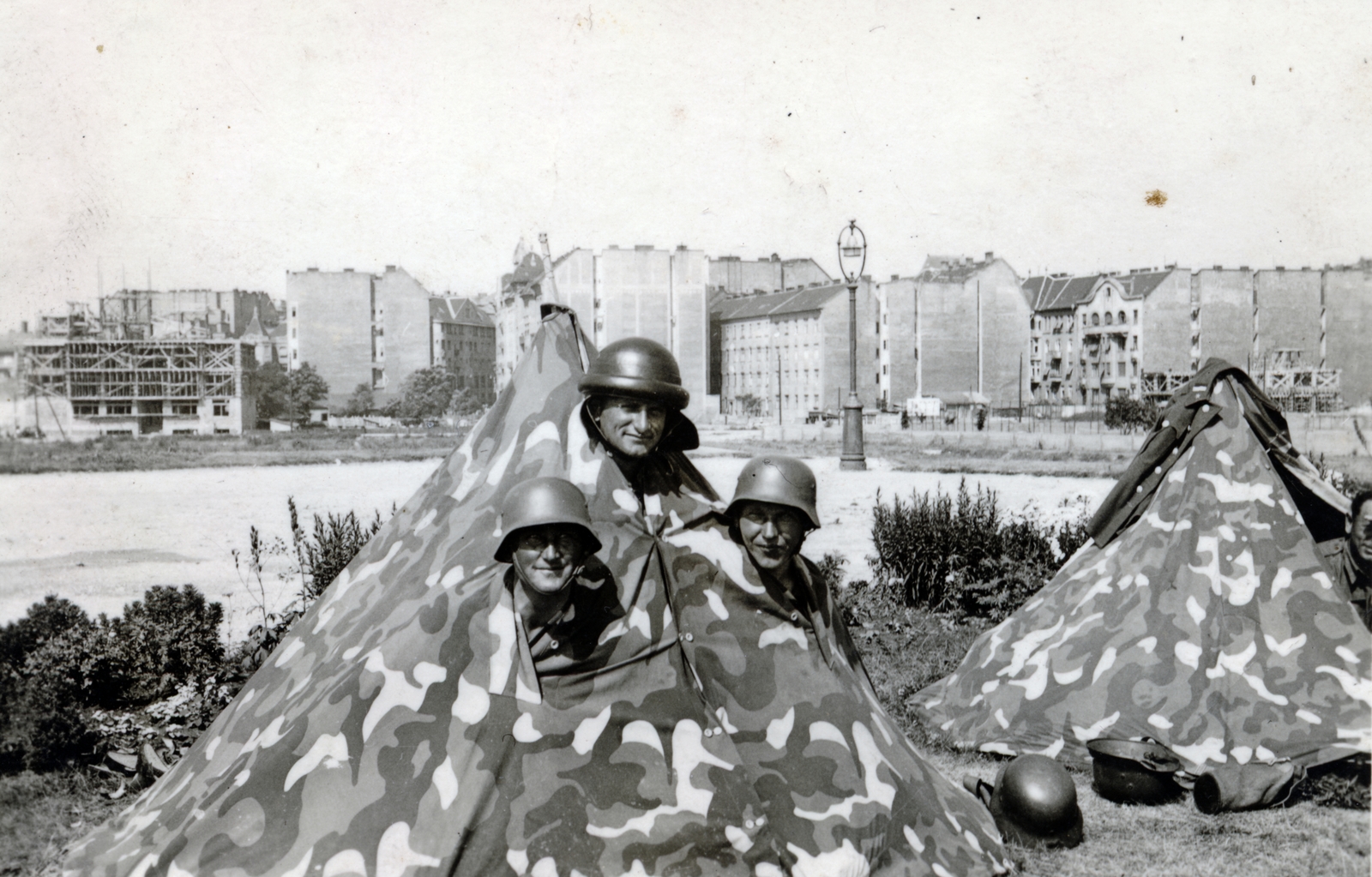 Hungary, Budapest XI., az Egry József (Kettőskereszt) utca melletti terület a Stoczek József (Sztoczek) utca felé nézve. A fénykép készítésének helyén ma a Budapesti Műszaki és Gazdaságtudományi Egyetem E épülete áll., 1940, Fehér Tibor, helmet, camouflage pattern, ground cloth, Budapest, Budapest University of Technology, peeking, Fortepan #162362